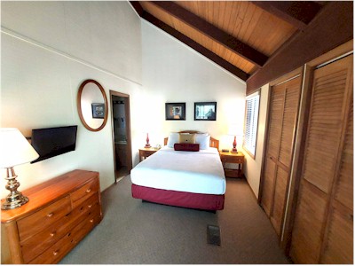 Spacious Main Bedroom With King Or Queen Bed